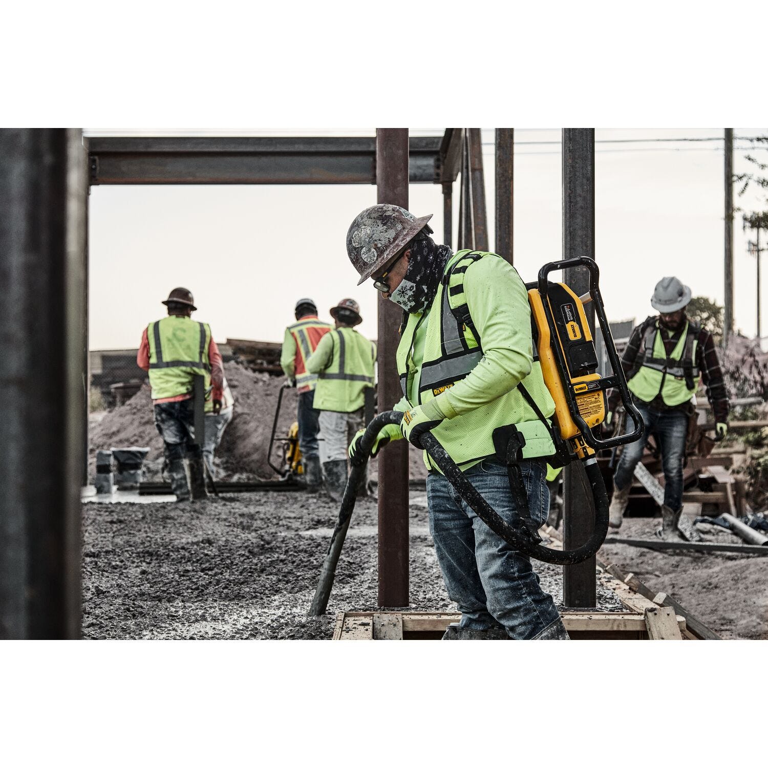 DeWALT DCPS310AG2 POWERSHIFT™ Backpack Concrete Vibrator Kit