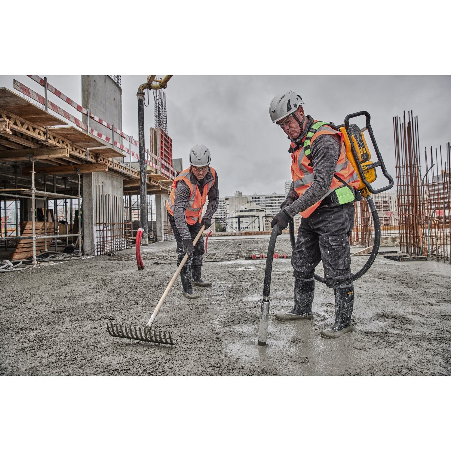 DeWALT DCPS310AG2 POWERSHIFT™ Backpack Concrete Vibrator Kit