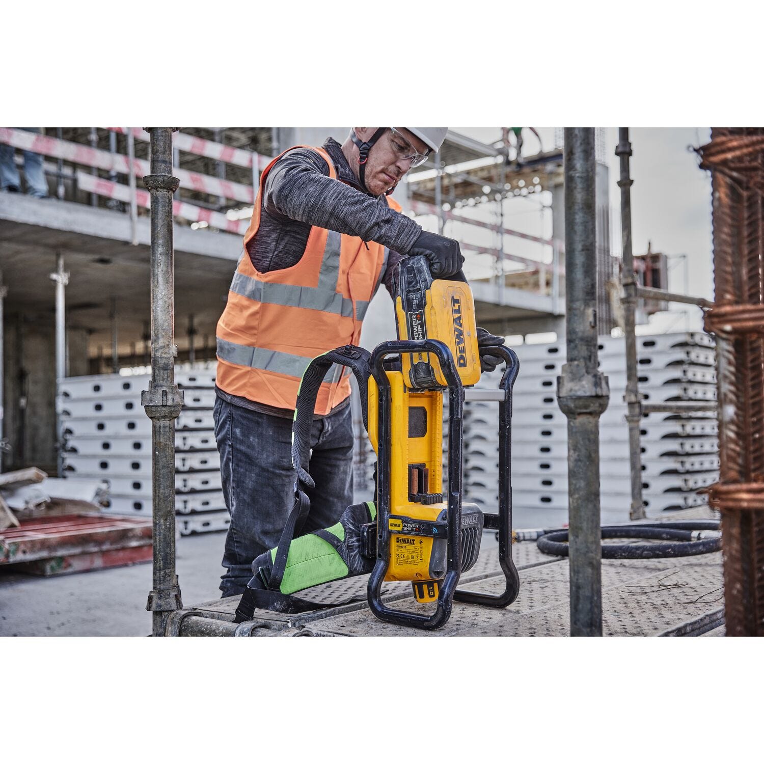 DeWALT DCPS310AG2 POWERSHIFT™ Backpack Concrete Vibrator Kit