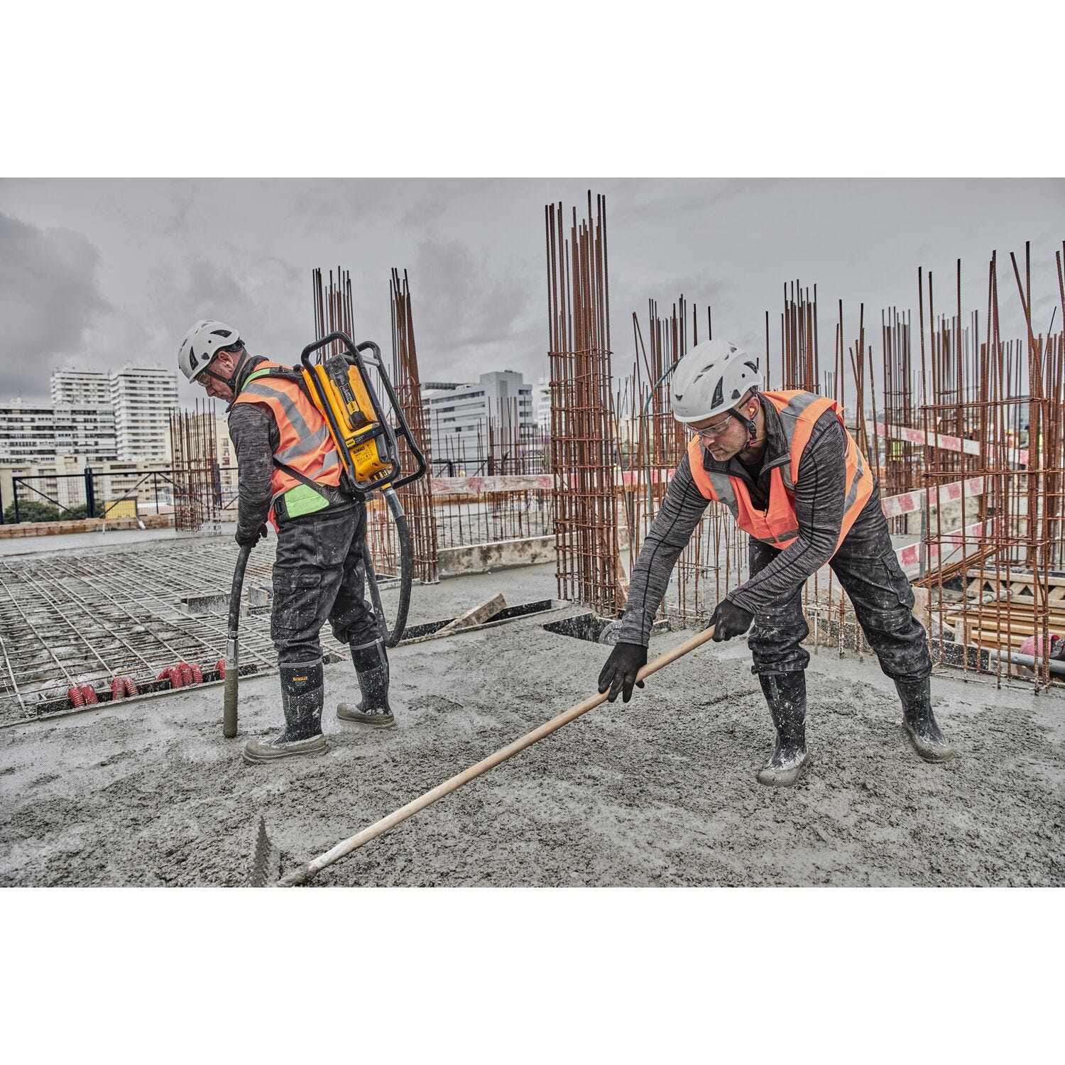 DeWALT DCPS310AG2 POWERSHIFT™ Backpack Concrete Vibrator Kit