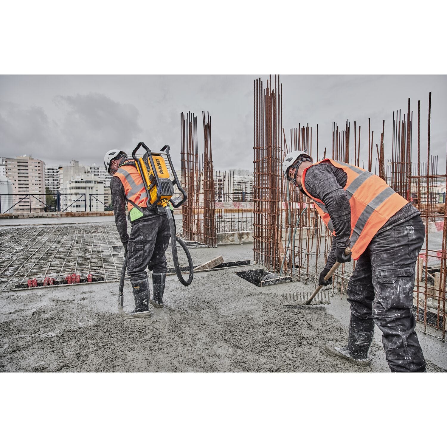 DeWALT DCPS310AG2 POWERSHIFT™ Backpack Concrete Vibrator Kit