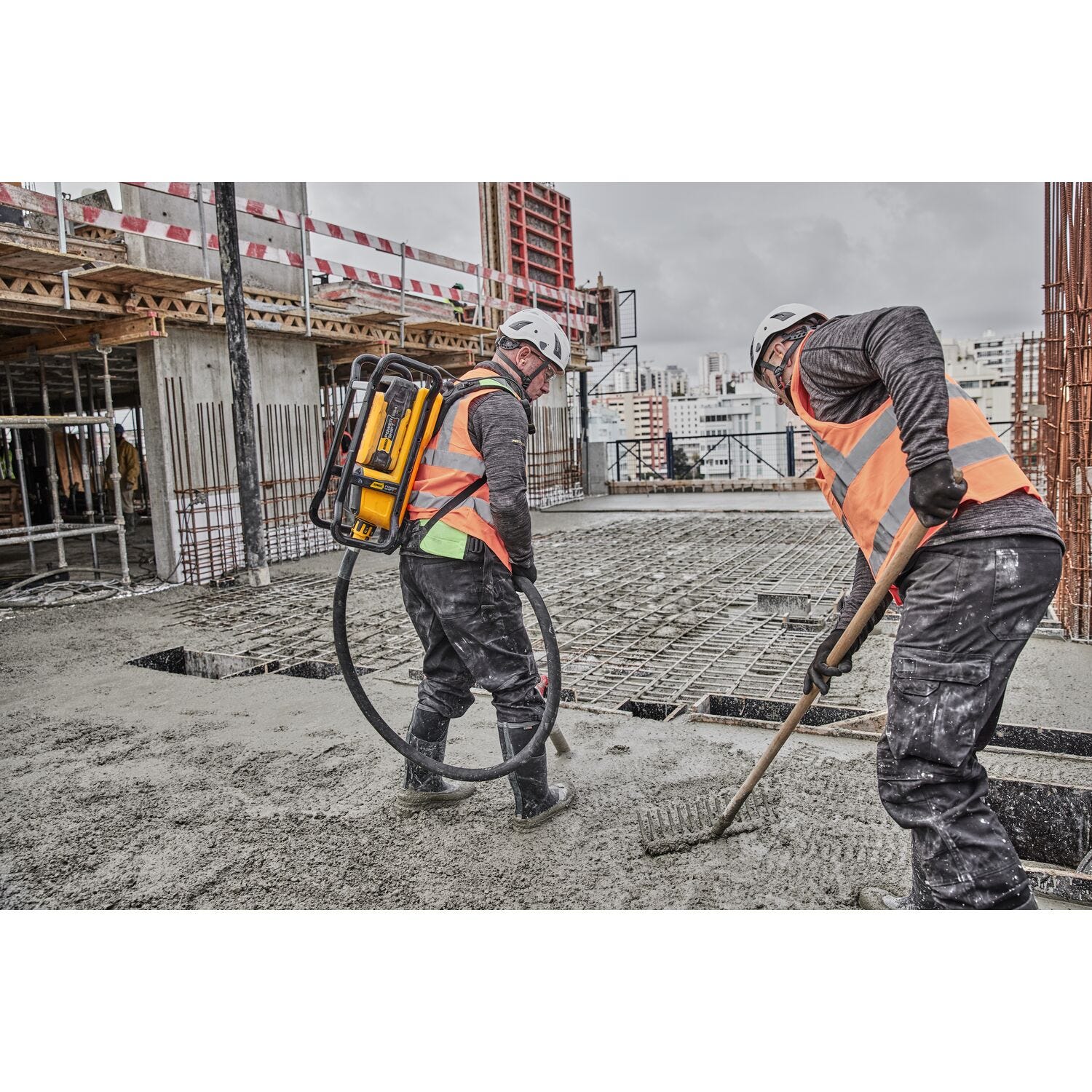 DeWALT DCPS310AG2 POWERSHIFT™ Backpack Concrete Vibrator Kit