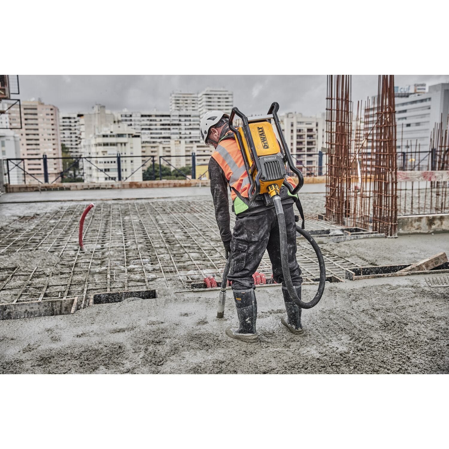 DeWALT DCPS310AG2 POWERSHIFT™ Backpack Concrete Vibrator Kit