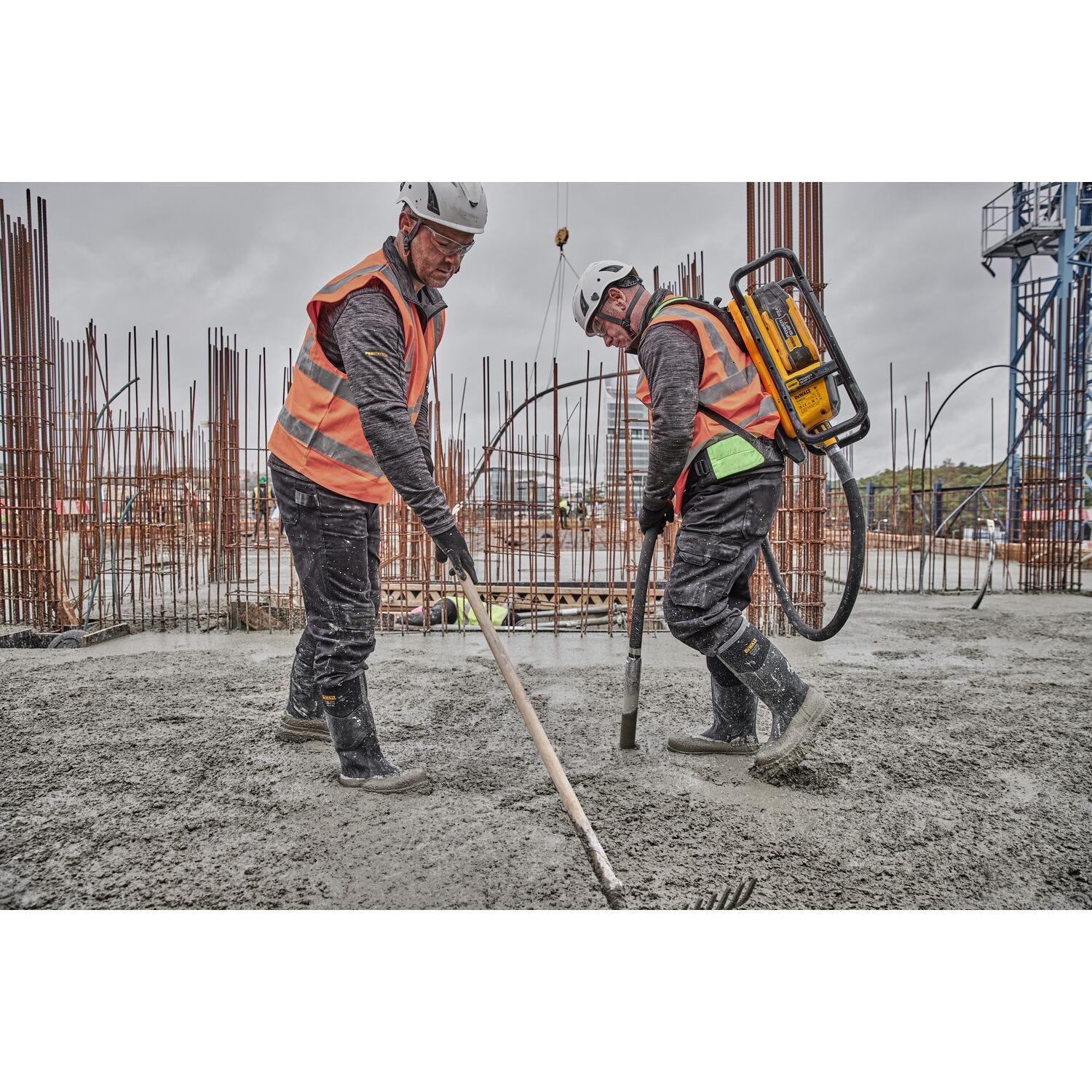 DeWALT DCPS310AG2 POWERSHIFT™ Backpack Concrete Vibrator Kit