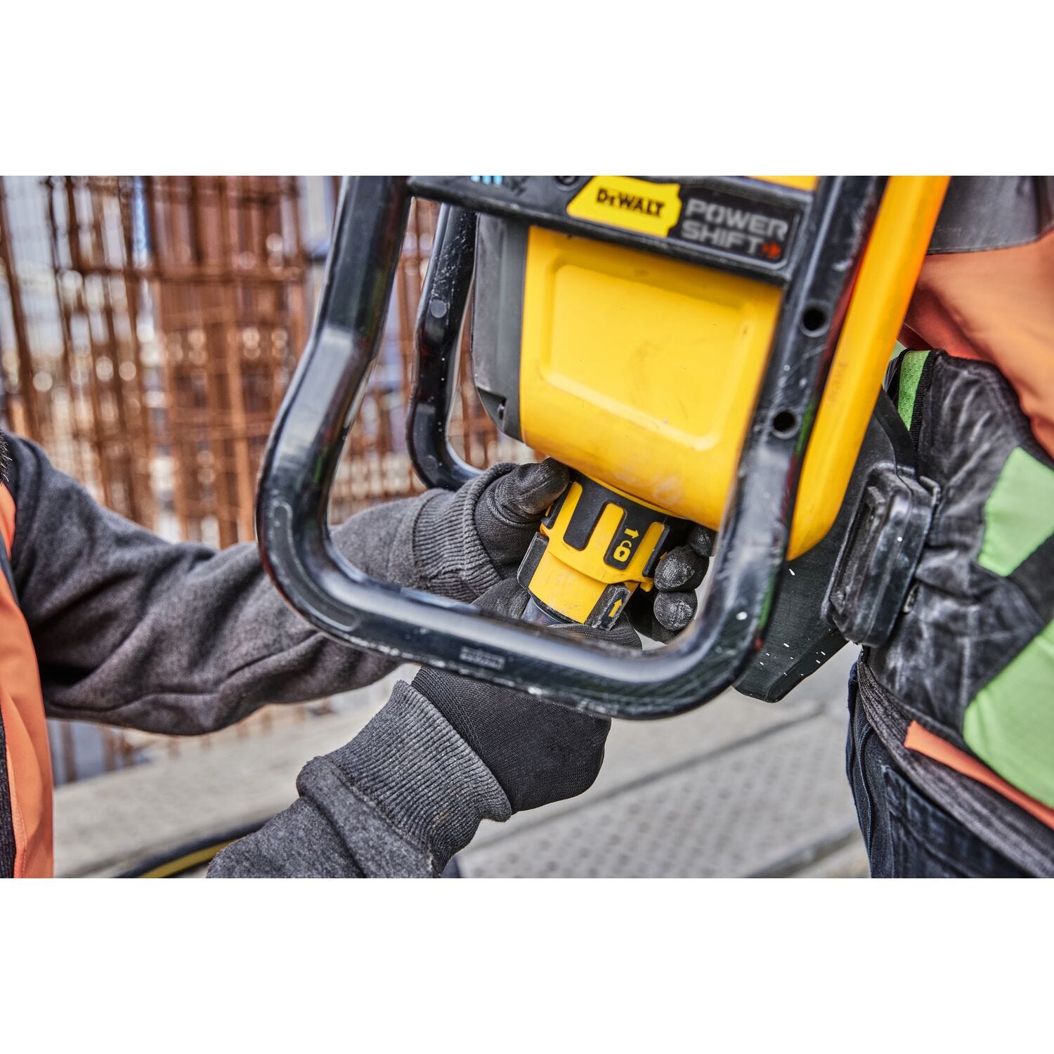 DeWALT DCPS310AG2 POWERSHIFT™ Backpack Concrete Vibrator Kit