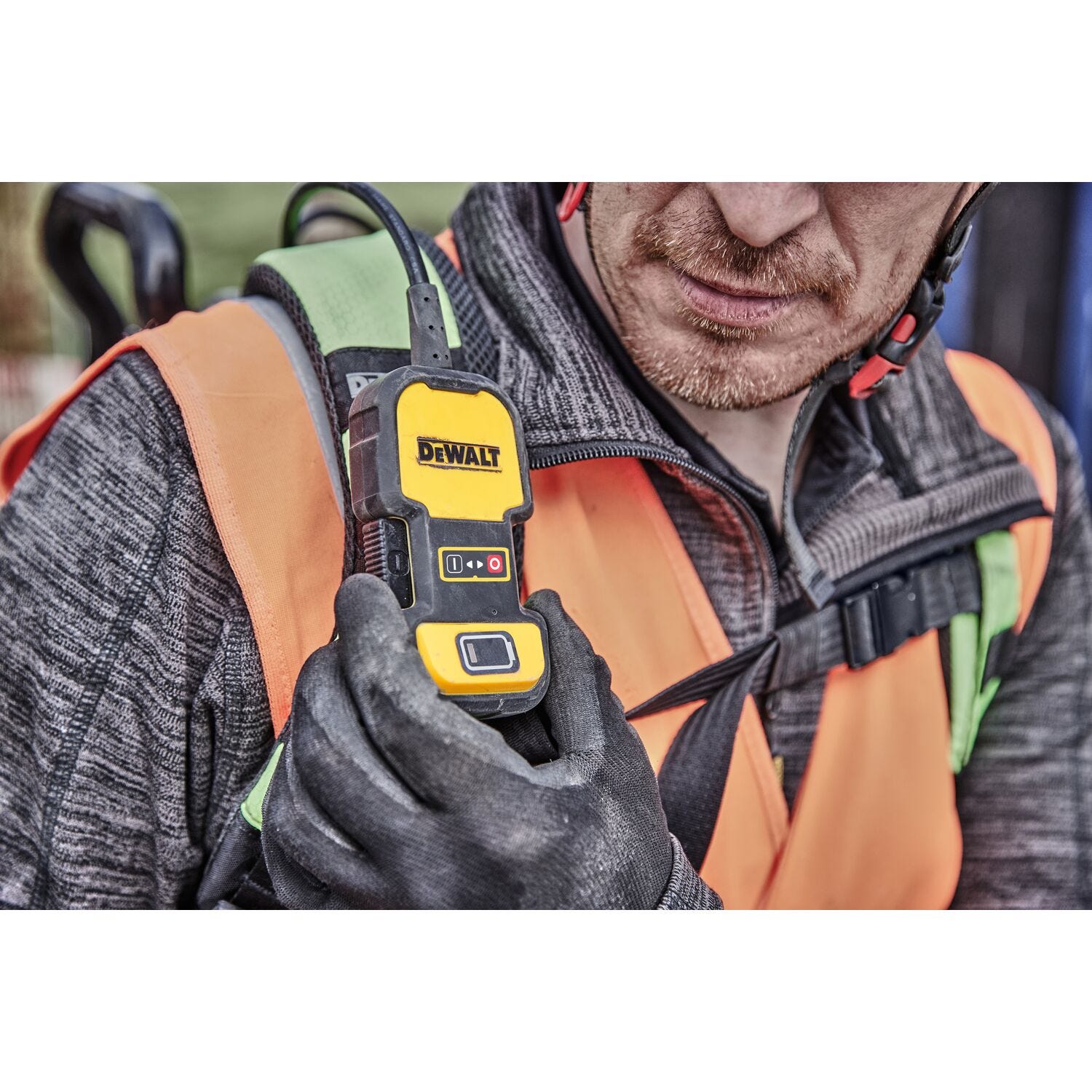 DeWALT DCPS310AG2 POWERSHIFT™ Backpack Concrete Vibrator Kit