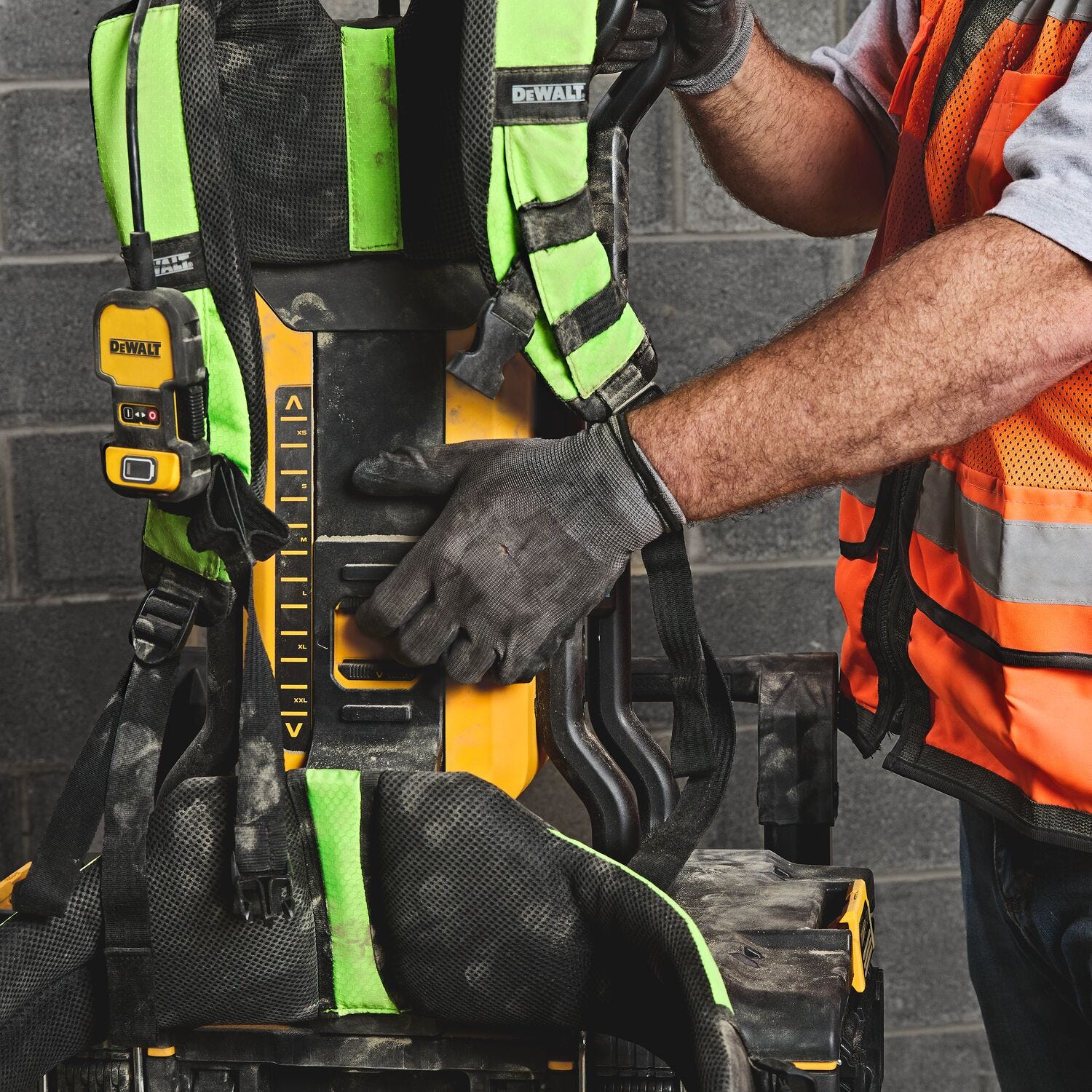 DeWALT DCPS310AG2 POWERSHIFT™ Backpack Concrete Vibrator Kit