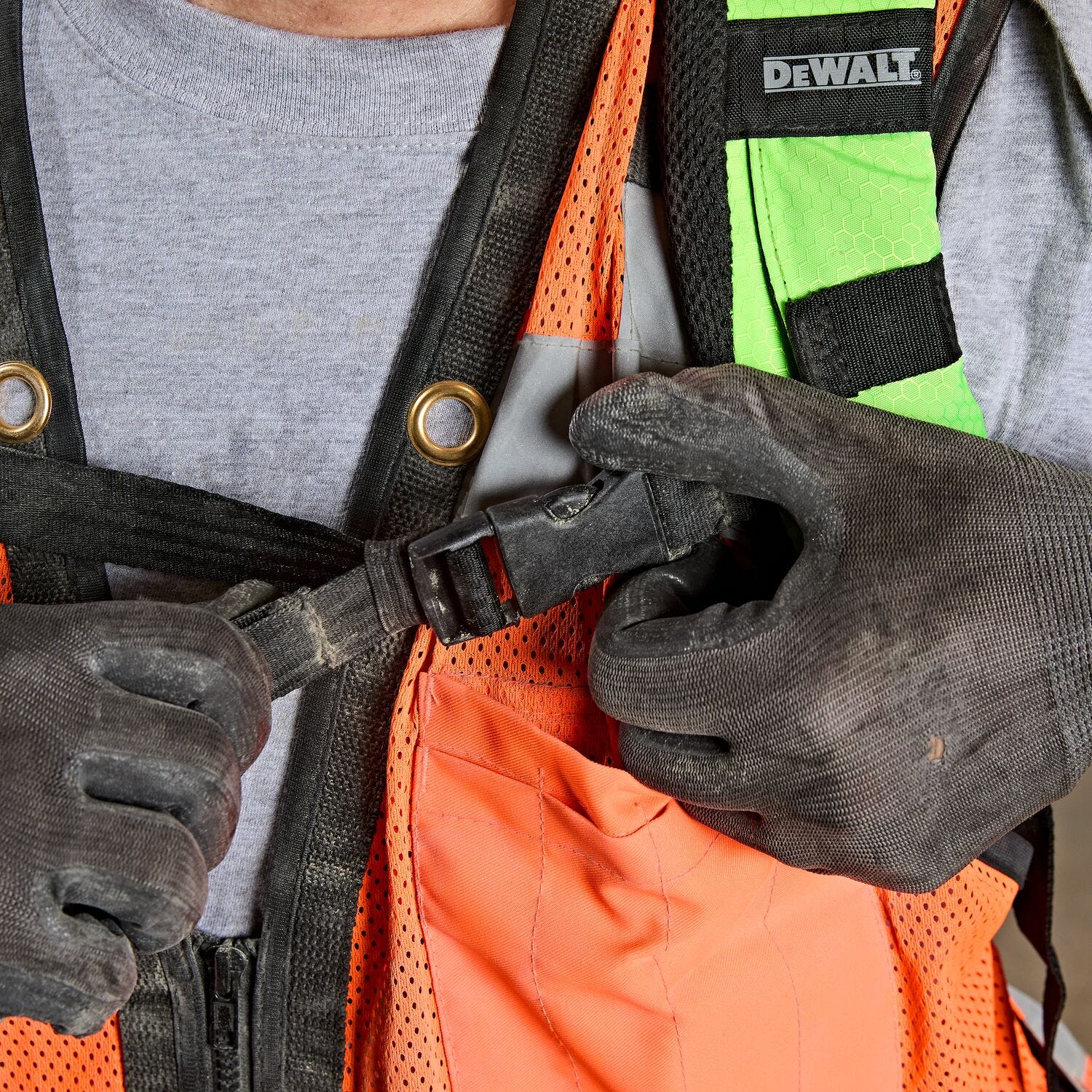 DeWALT DCPS310AG2 POWERSHIFT™ Backpack Concrete Vibrator Kit