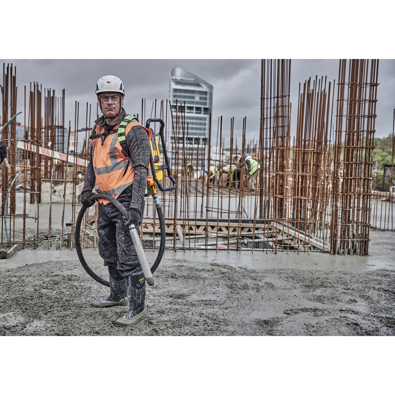DeWALT DCPS310AG2 POWERSHIFT™ Backpack Concrete Vibrator Kit
