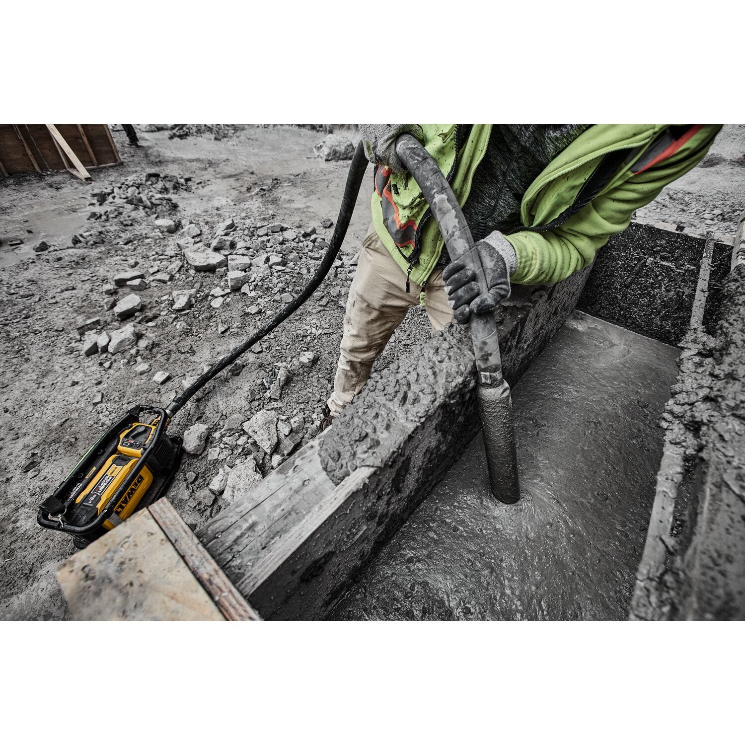 DeWALT DCPS320AG2 POWERSHIFT™ Concrete Vibrator Kit