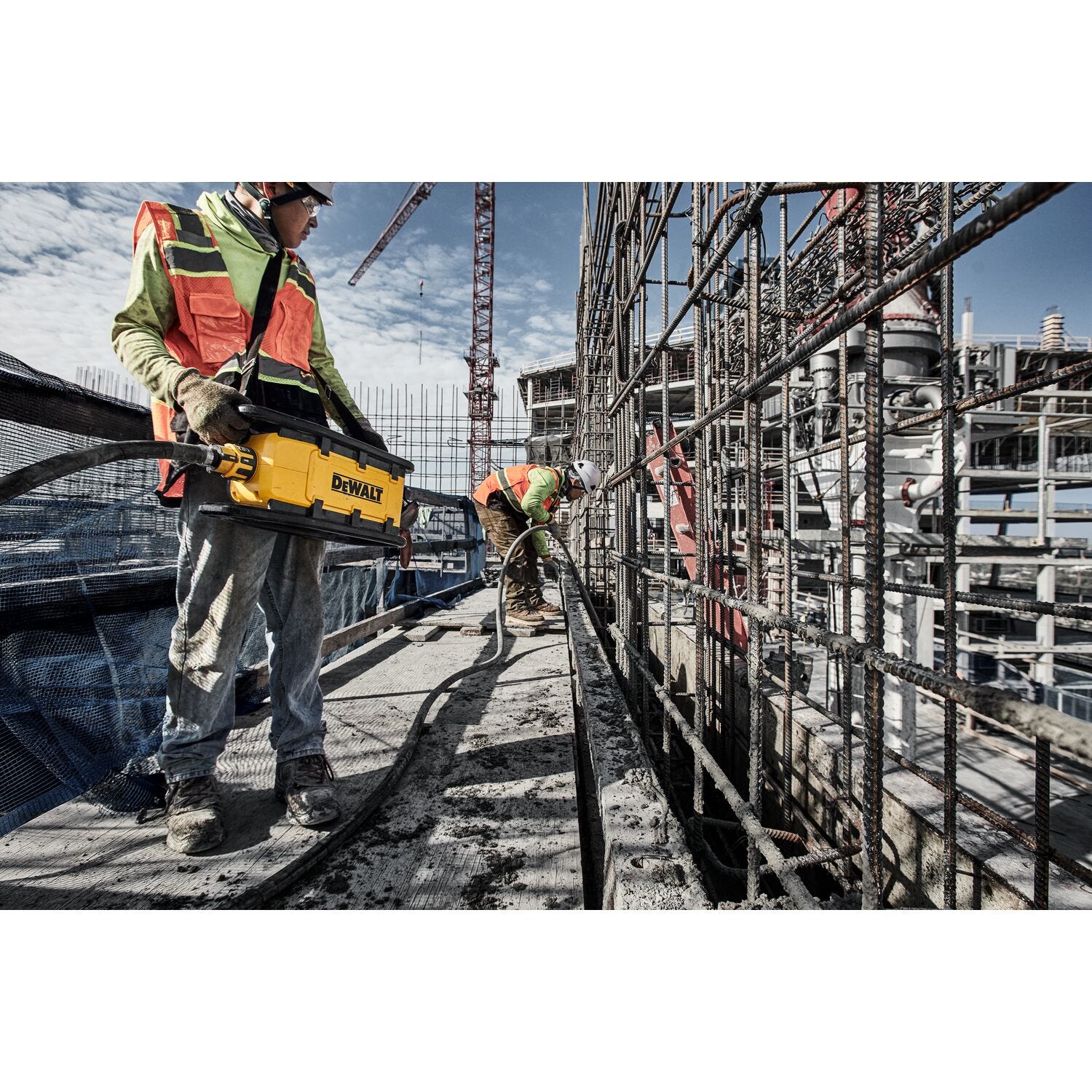DeWALT DCPS320AG2 POWERSHIFT™ Concrete Vibrator Kit