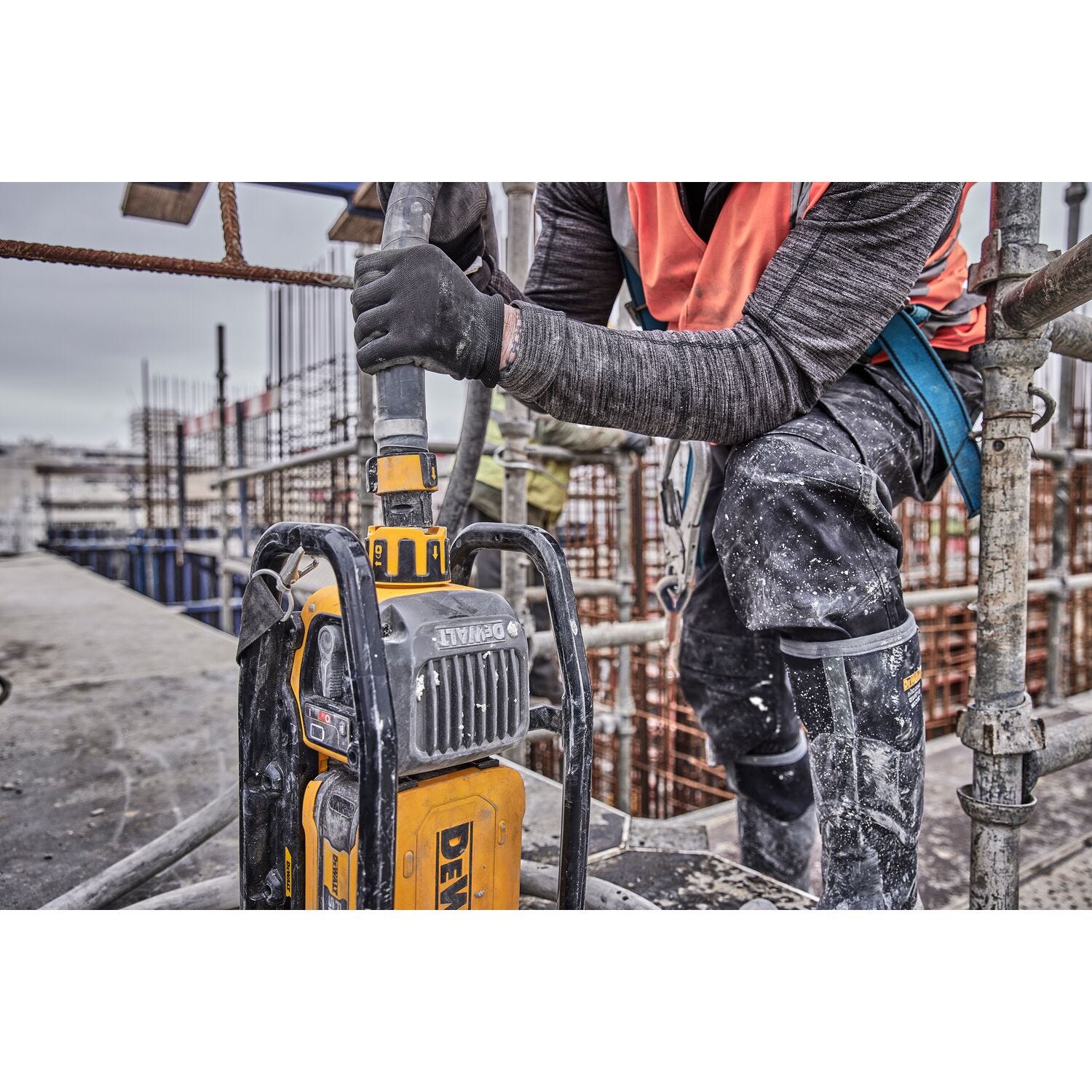 DeWALT DCPS320AG2 POWERSHIFT™ Concrete Vibrator Kit