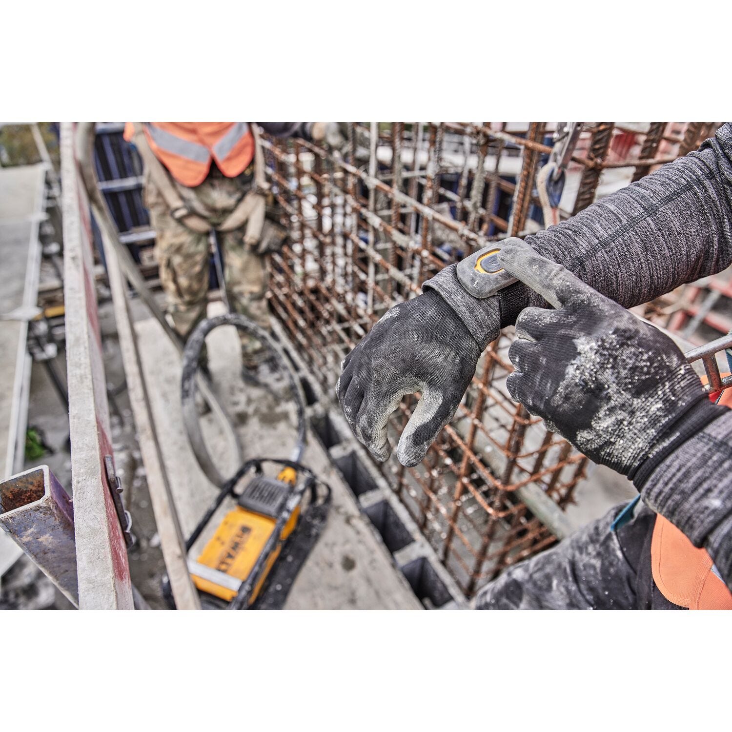 DeWALT DCPS320AG2 POWERSHIFT™ Concrete Vibrator Kit