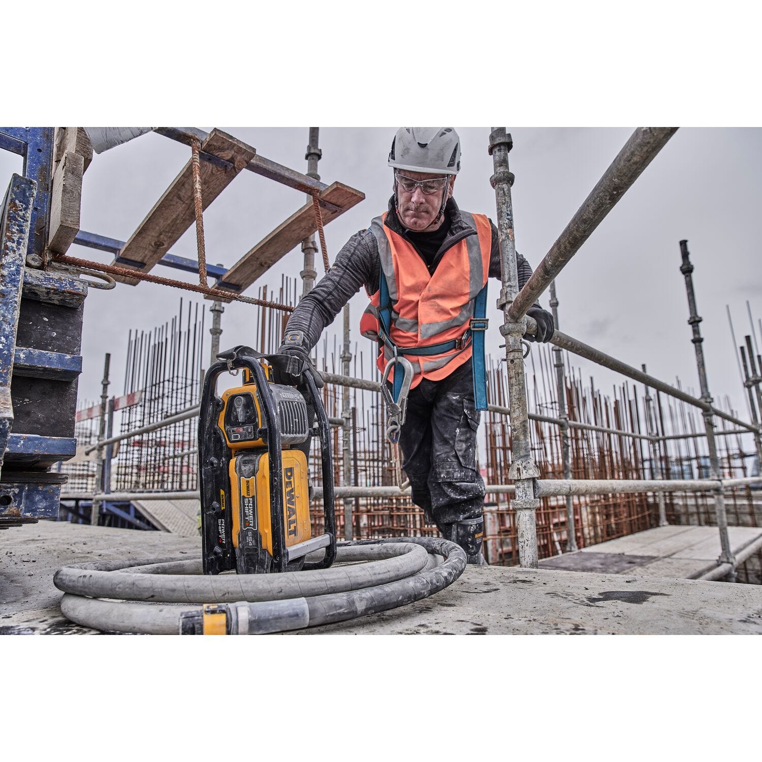 DeWALT DCPS320AG2 POWERSHIFT™ Concrete Vibrator Kit