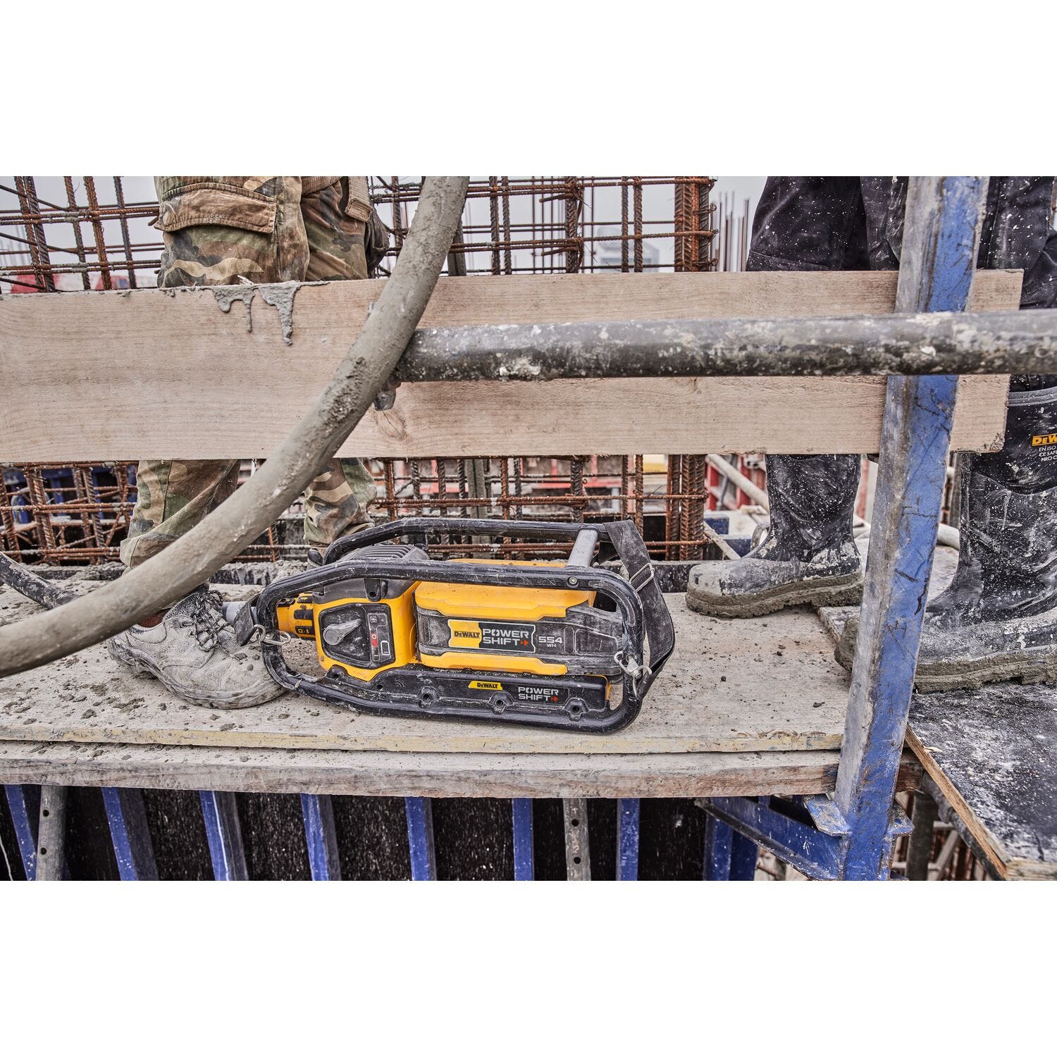 DeWALT DCPS320AG2 POWERSHIFT™ Concrete Vibrator Kit
