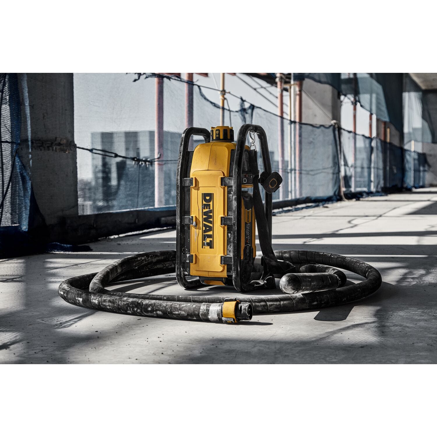 DeWALT DCPS320AG2 POWERSHIFT™ Concrete Vibrator Kit