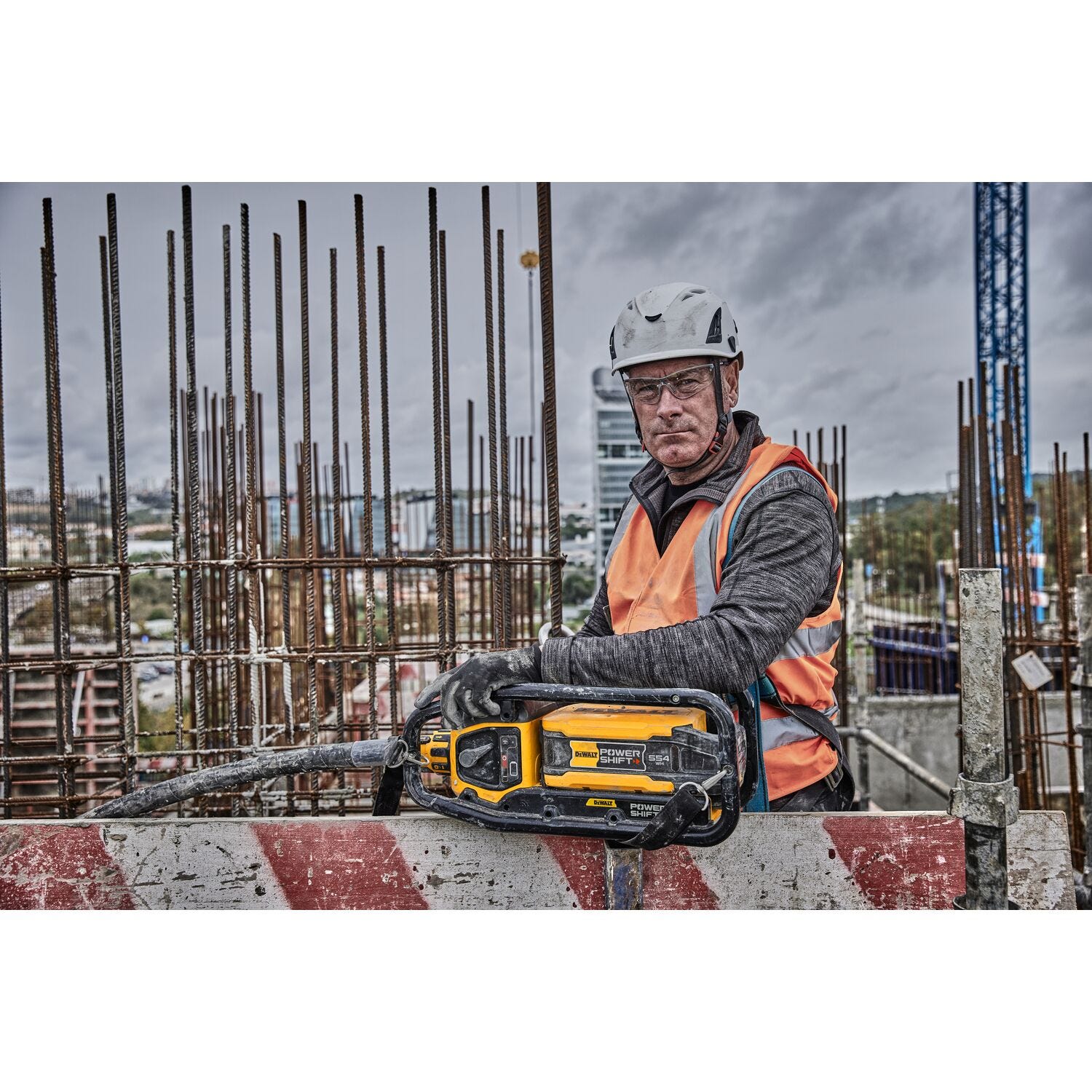 DeWALT DCPS320AG2 POWERSHIFT™ Concrete Vibrator Kit