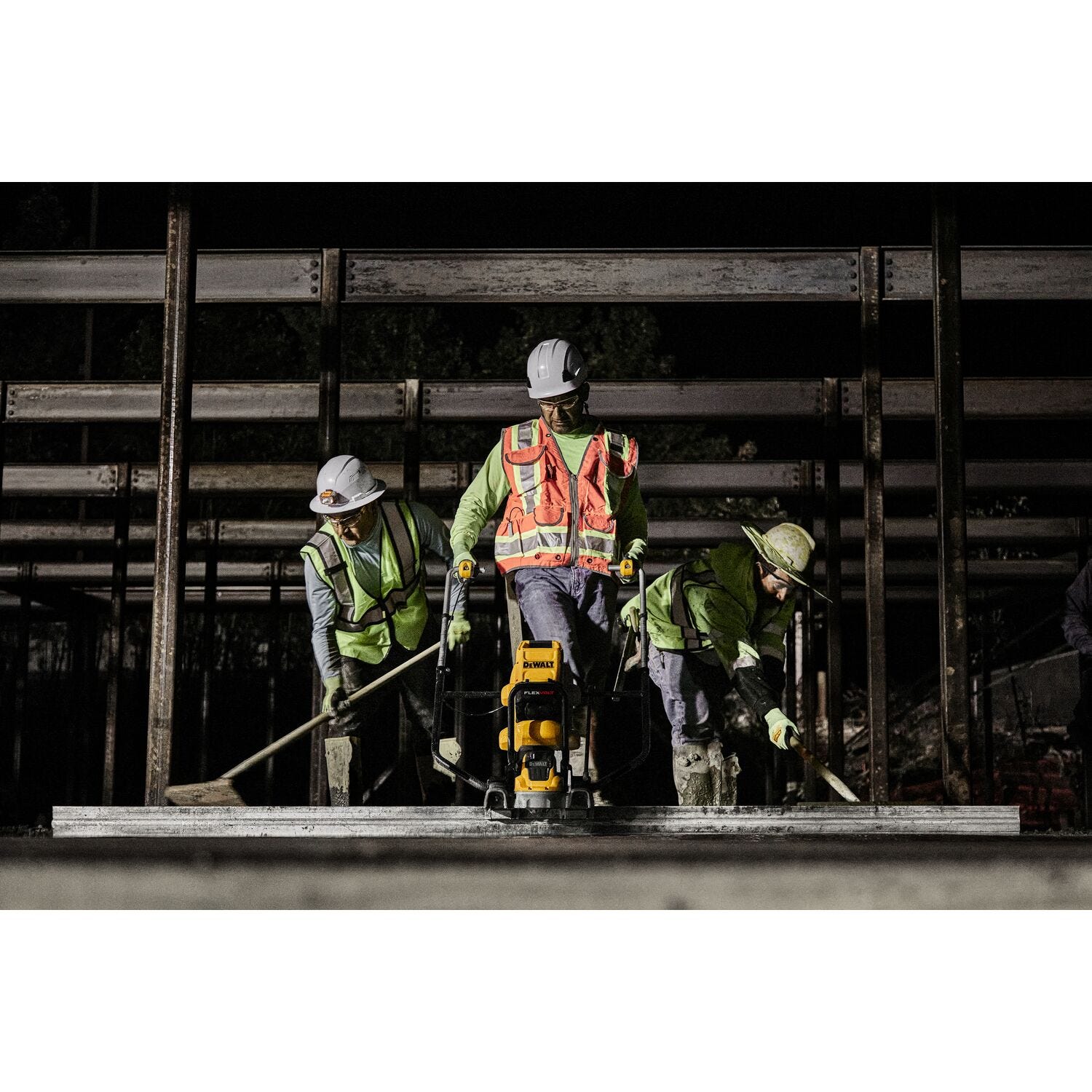 DeWALT DCPS330AG2 POWERSHIFT™ Concrete Power Screed Kit