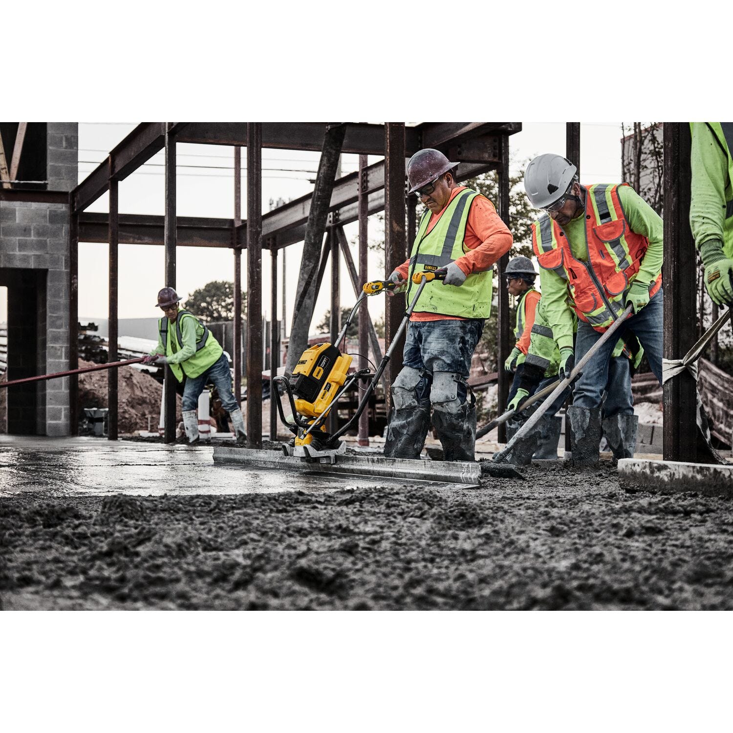 DeWALT DCPS330AG2 POWERSHIFT™ Concrete Power Screed Kit