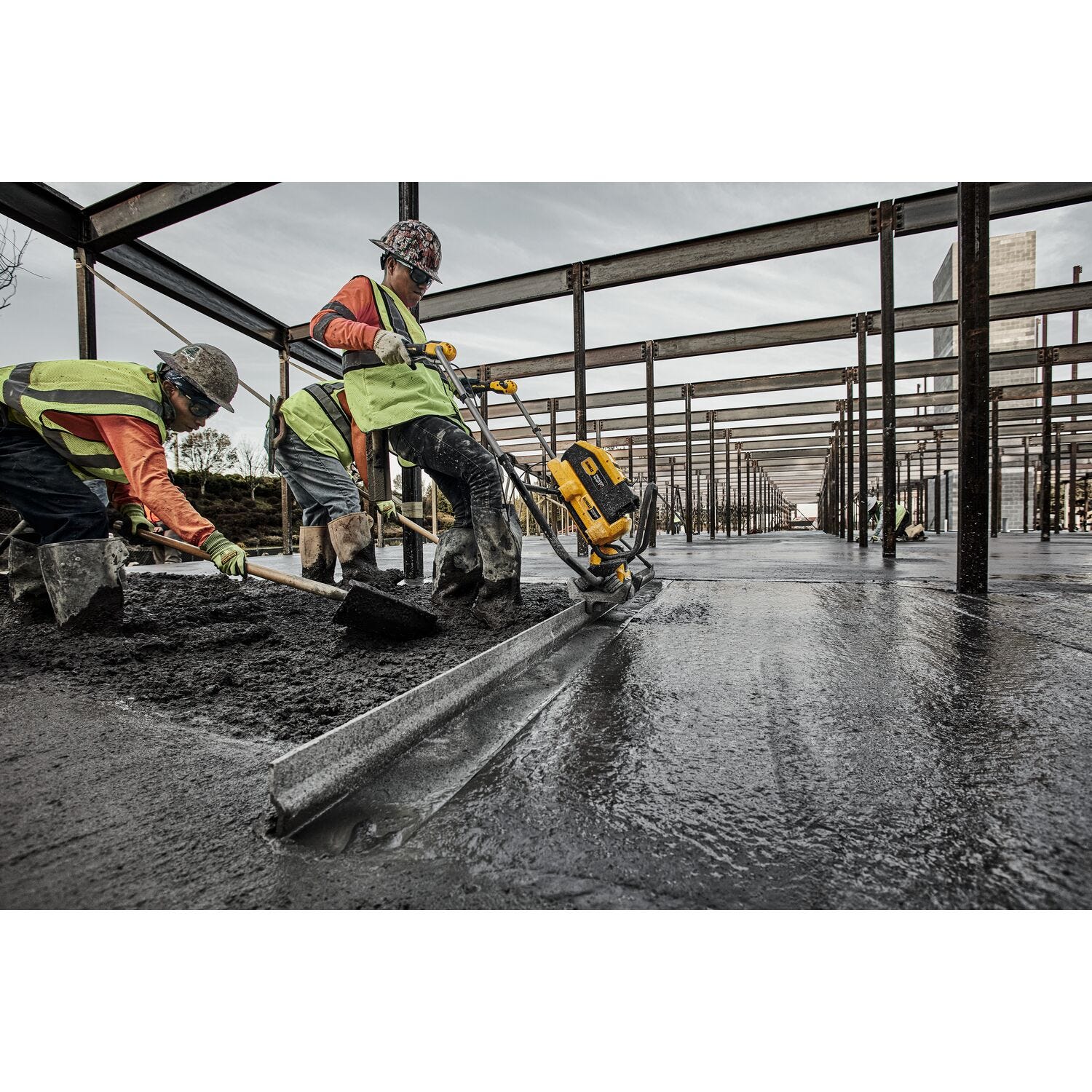 DeWALT DCPS330AG2 POWERSHIFT™ Concrete Power Screed Kit
