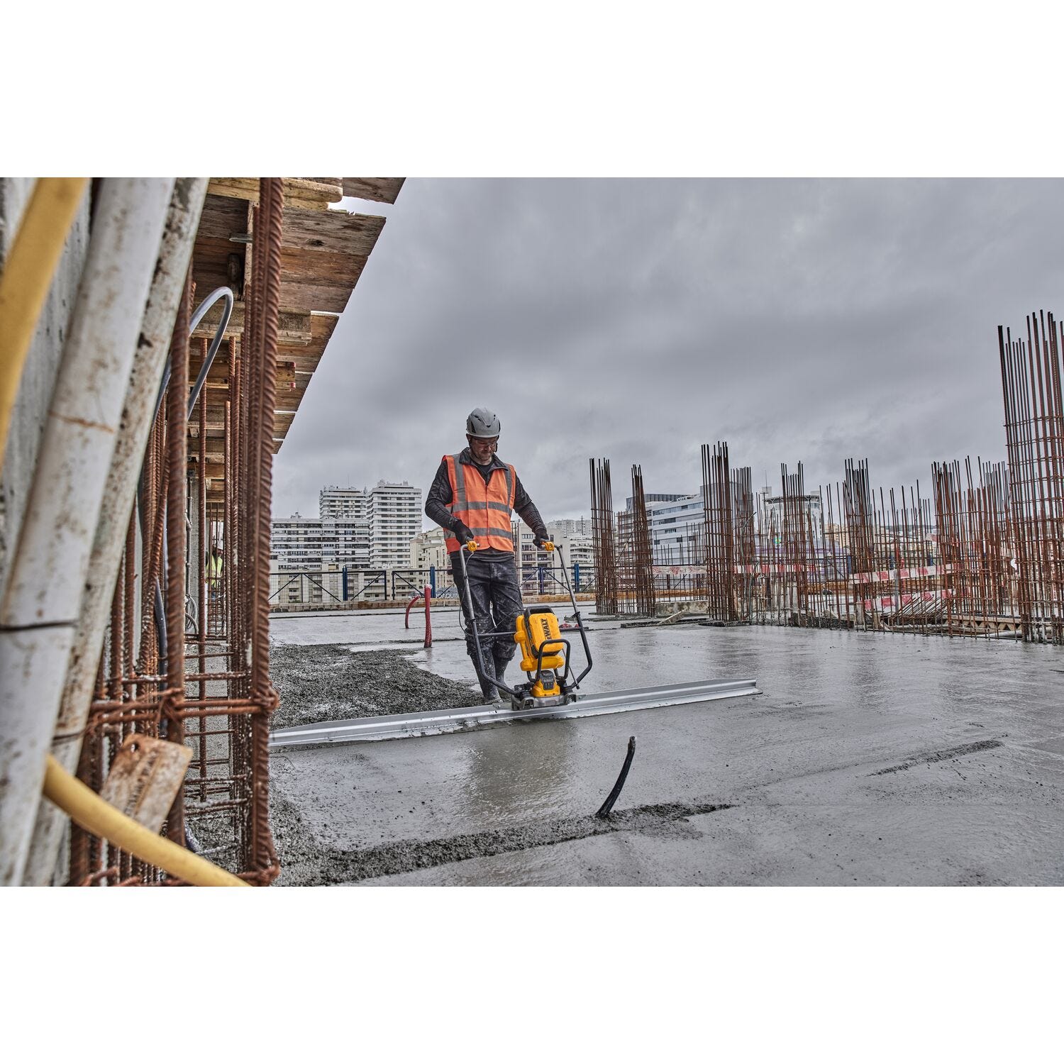 DeWALT DCPS330AG2 POWERSHIFT™ Concrete Power Screed Kit