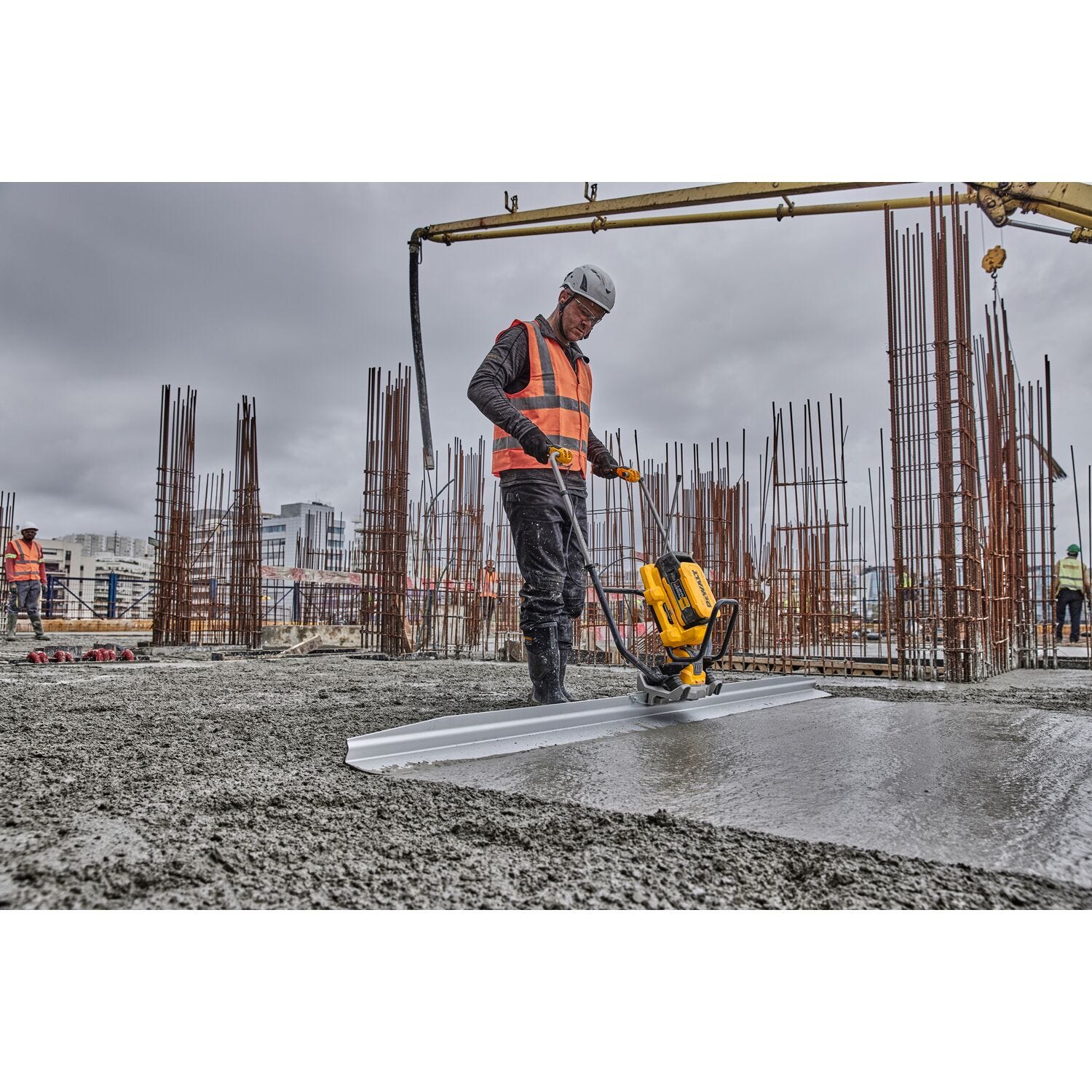DeWALT DCPS330AG2 POWERSHIFT™ Concrete Power Screed Kit