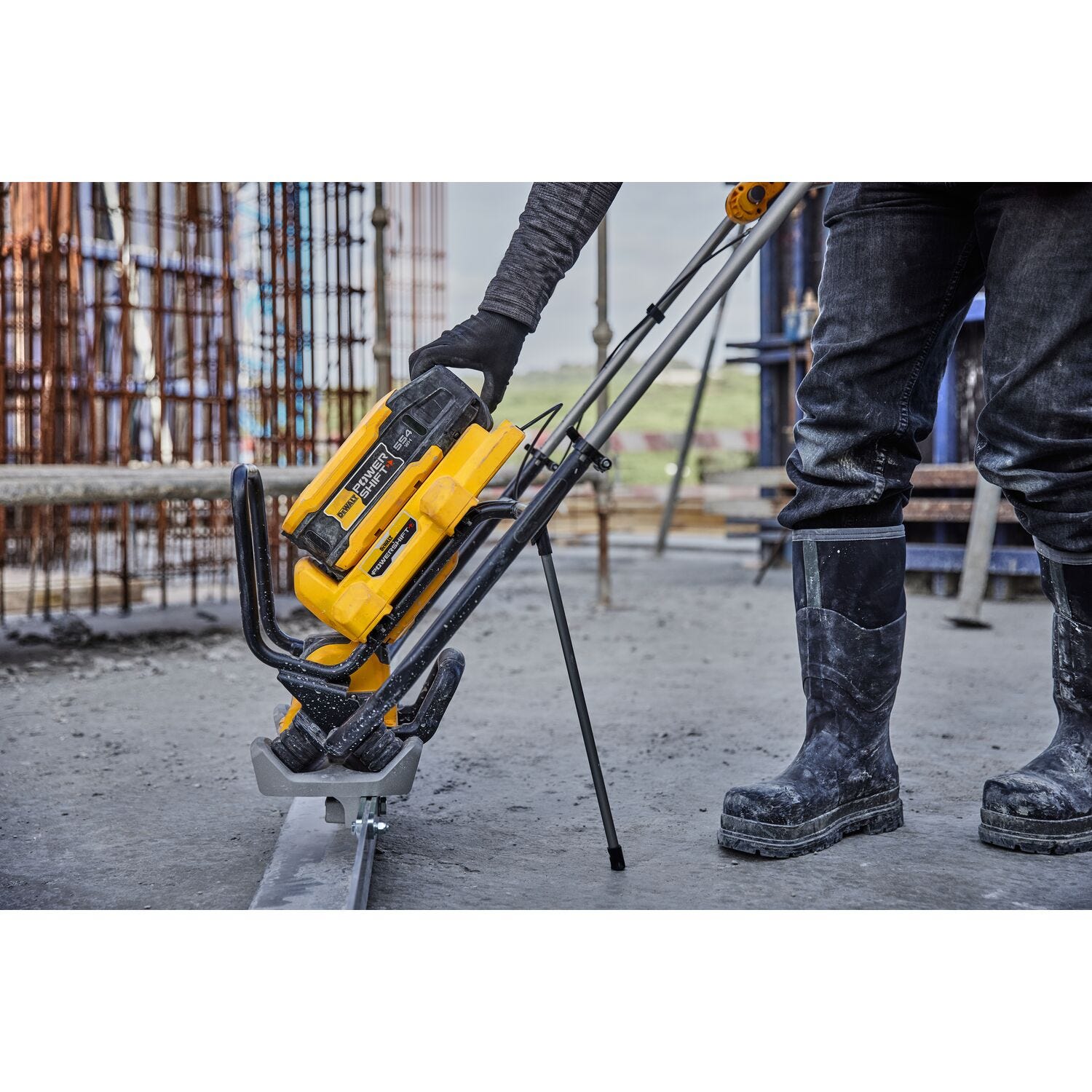 DeWALT DCPS330AG2 POWERSHIFT™ Concrete Power Screed Kit