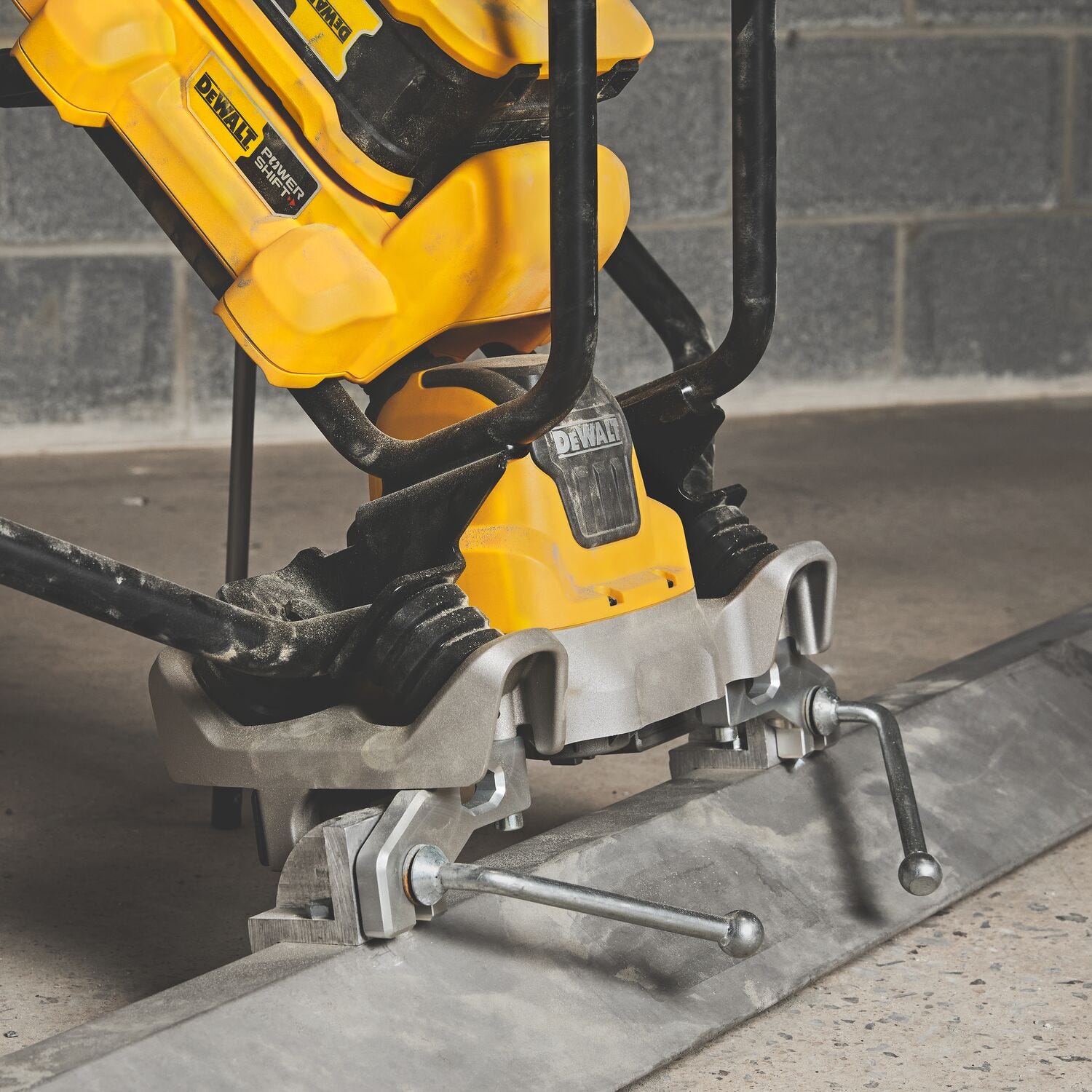DeWALT DCPS330AG2 POWERSHIFT™ Concrete Power Screed Kit
