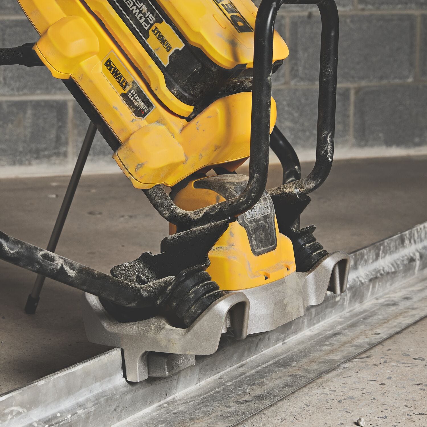 DeWALT DCPS330AG2 POWERSHIFT™ Concrete Power Screed Kit