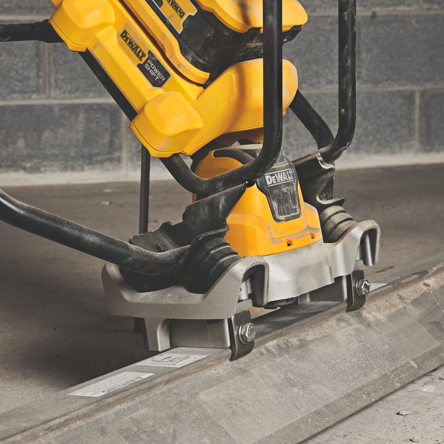 DeWALT DCPS330AG2 POWERSHIFT™ Concrete Power Screed Kit
