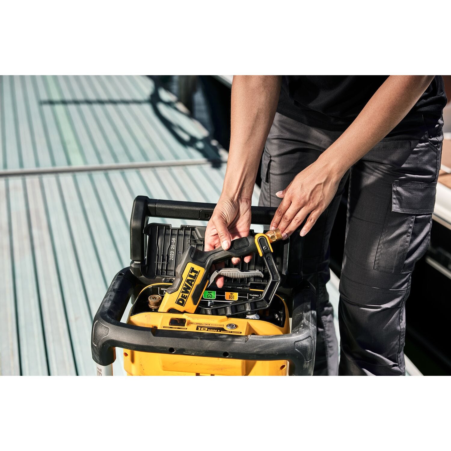 DeWalt DCPW1600Y2 FLEXVOLT 2X20V MAX XR Brushless 1600PSI Pressure Washer 12.0Ah Kit