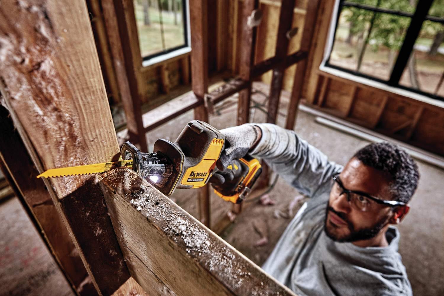 DeWalt DCS369P1 Atomic 20V MAX Cordless One-Handed Reciprocating Saw 5.0Ah Kit