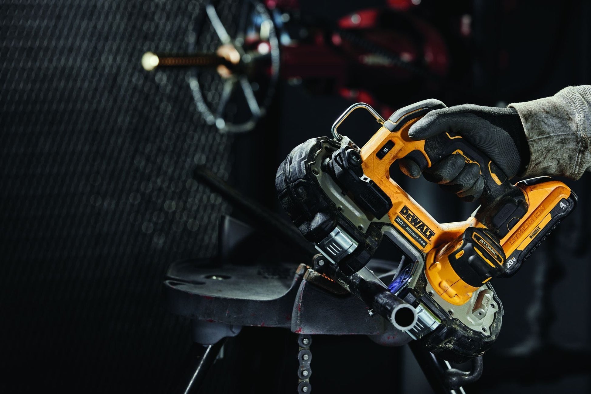 DEWALT DCS377Q1 ATOMIC 20V MAX Brushless Cordless 1-3/4-in. Bandsaw Kit