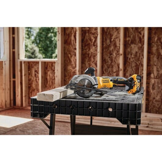 DeWalt DCS571E1 ATOMIC 20V MAX Brushless 4-1/2 in. Circular Saw Kit