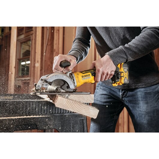 DeWalt DCS571E1 ATOMIC 20V MAX Brushless 4-1/2 in. Circular Saw Kit