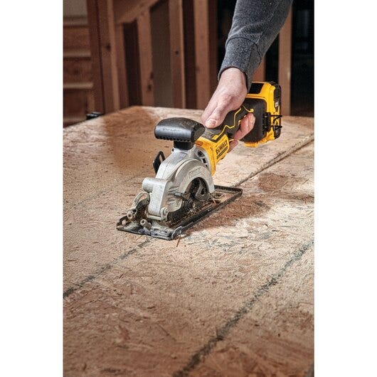 DeWalt DCS571E1 ATOMIC 20V MAX Brushless 4-1/2 in. Circular Saw Kit