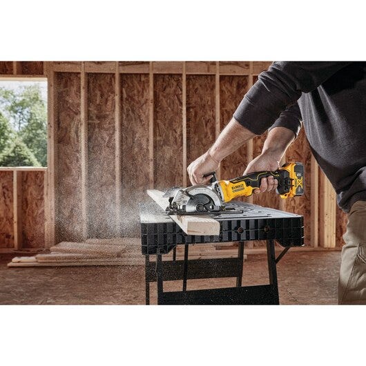DeWalt DCS571E1 ATOMIC 20V MAX Brushless 4-1/2 in. Circular Saw Kit