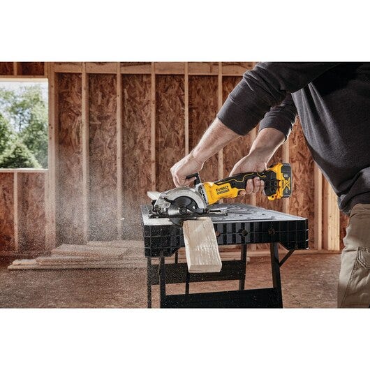 DeWalt DCS571E1 ATOMIC 20V MAX Brushless 4-1/2 in. Circular Saw Kit