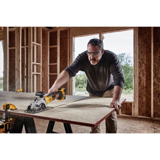 DeWalt DCS571E1 ATOMIC 20V MAX Brushless 4-1/2 in. Circular Saw Kit