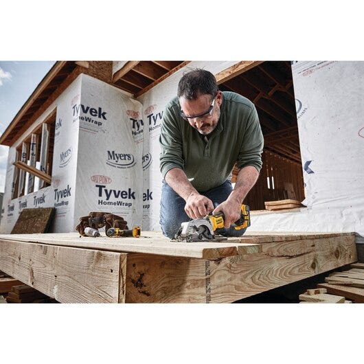 DeWalt DCS571E1 ATOMIC 20V MAX Brushless 4-1/2 in. Circular Saw Kit