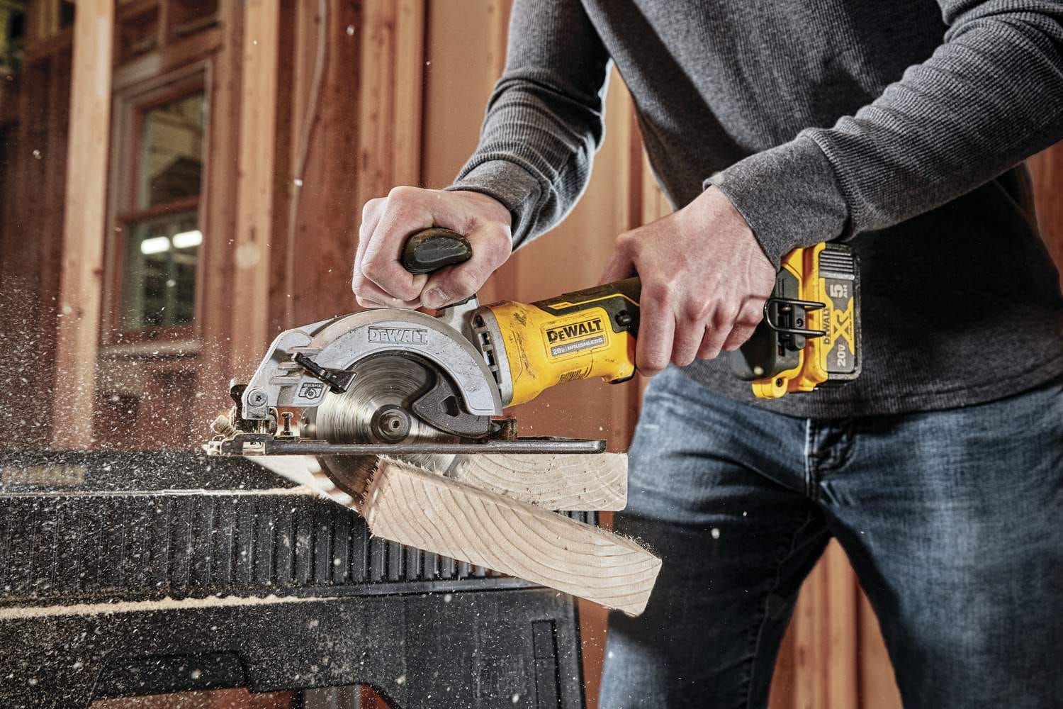Dewalt DCS571P1 ATOMIC 20V MAX 4-1/2" Circular Saw 5.0Ah Kit