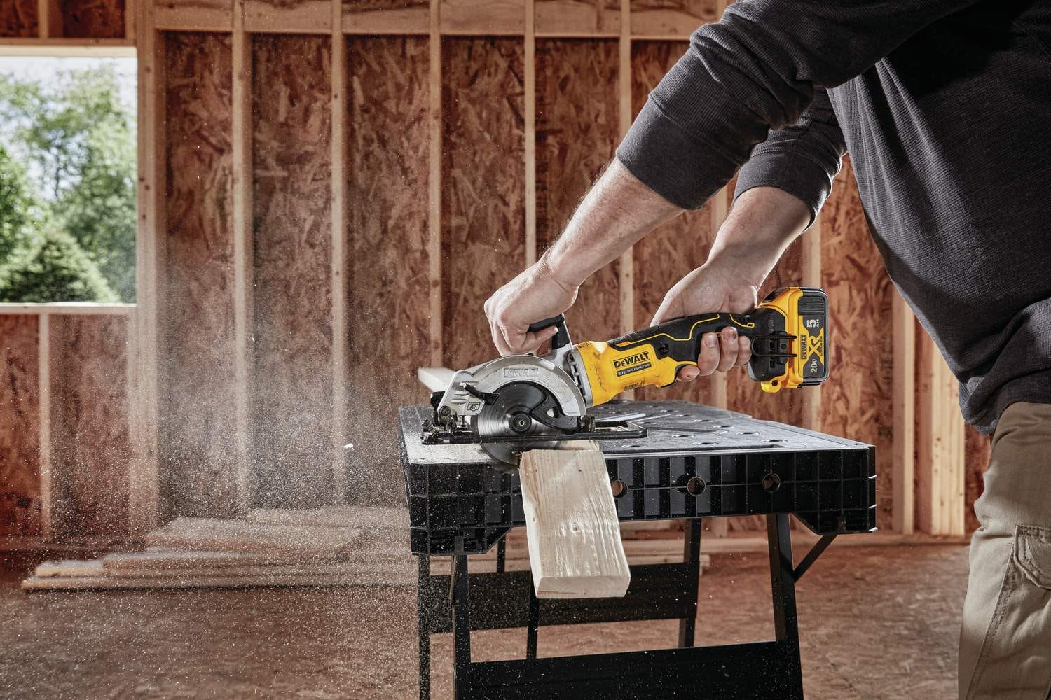 Dewalt DCS571P1 ATOMIC 20V MAX 4-1/2" Circular Saw 5.0Ah Kit