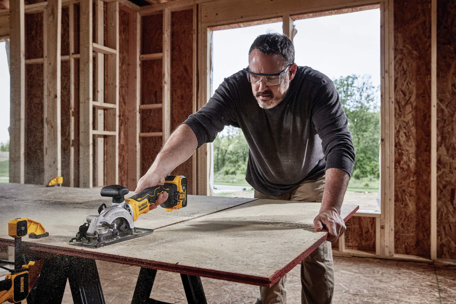 Dewalt DCS571P1 ATOMIC 20V MAX 4-1/2" Circular Saw 5.0Ah Kit