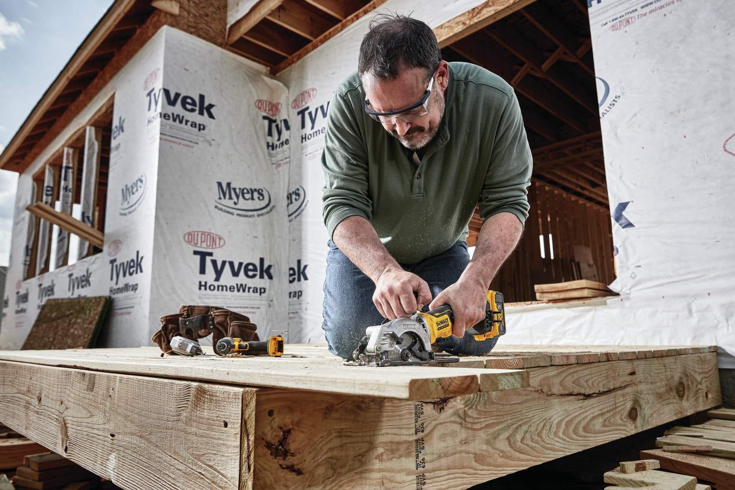 Dewalt DCS571P1 ATOMIC 20V MAX 4-1/2" Circular Saw 5.0Ah Kit