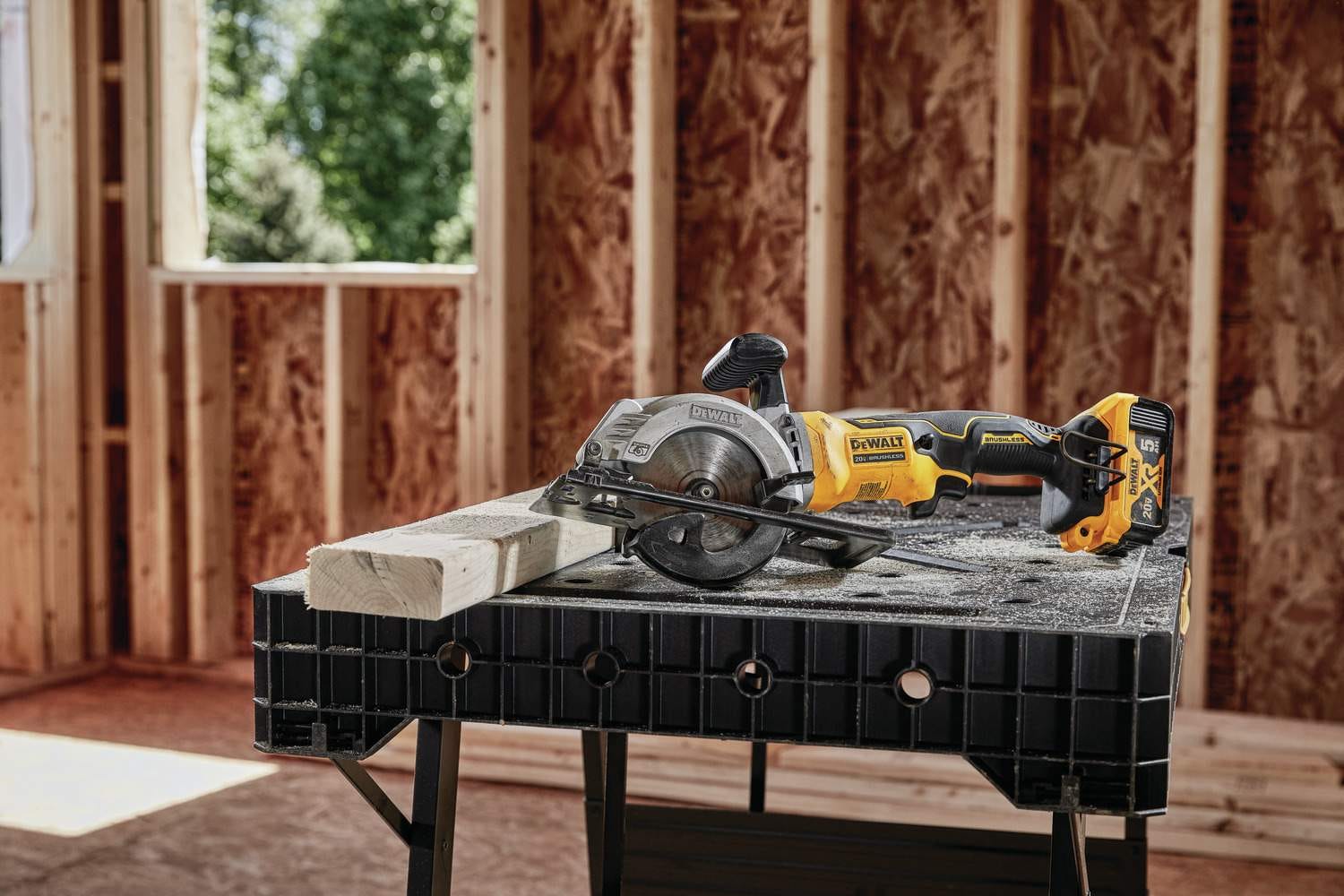 Dewalt DCS571P1 ATOMIC 20V MAX 4-1/2" Circular Saw 5.0Ah Kit