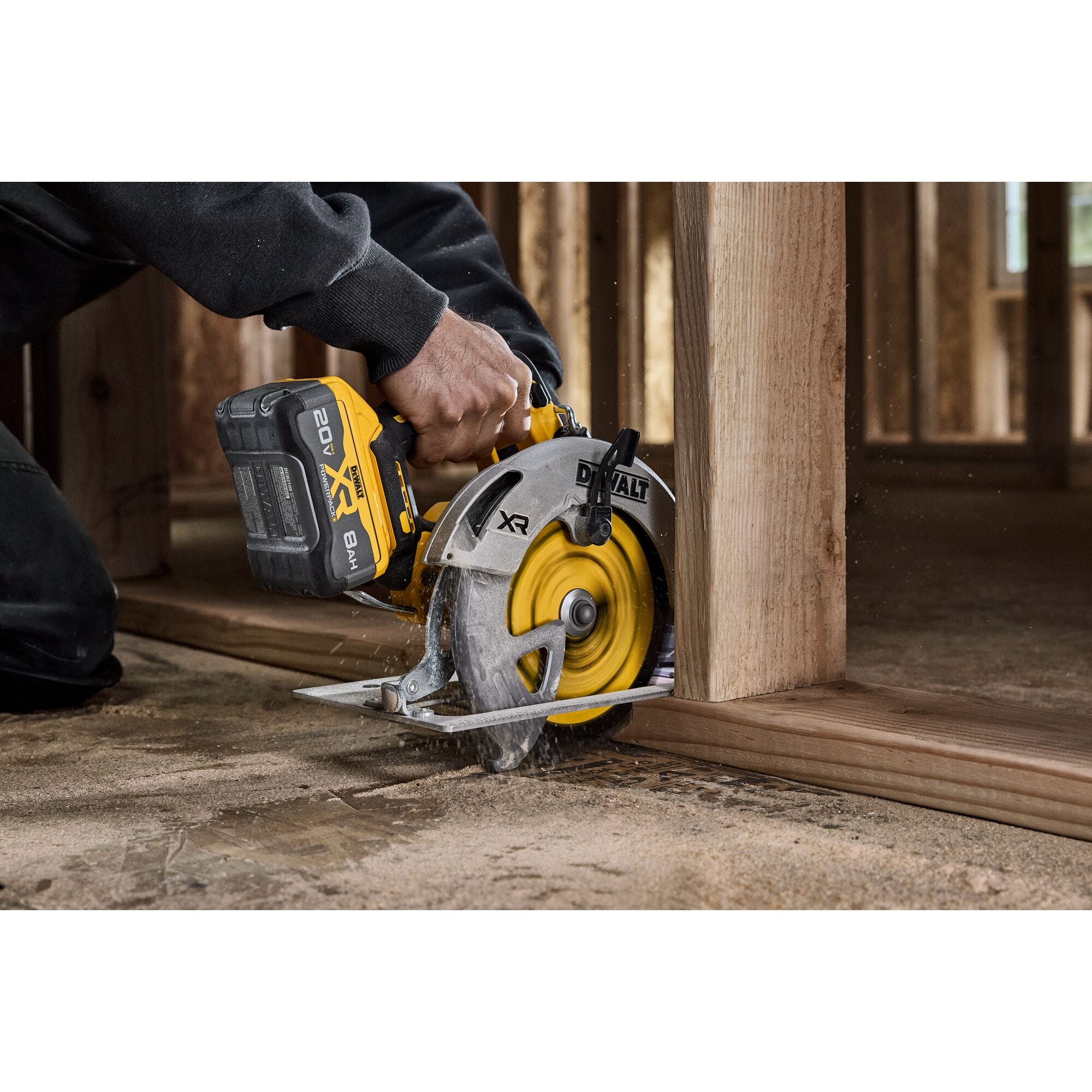 DeWalt DCS590WW1 20V MAX XR Brushless 7-1/4 in. Circular Saw POWERPACK 8.0Ah Kit
