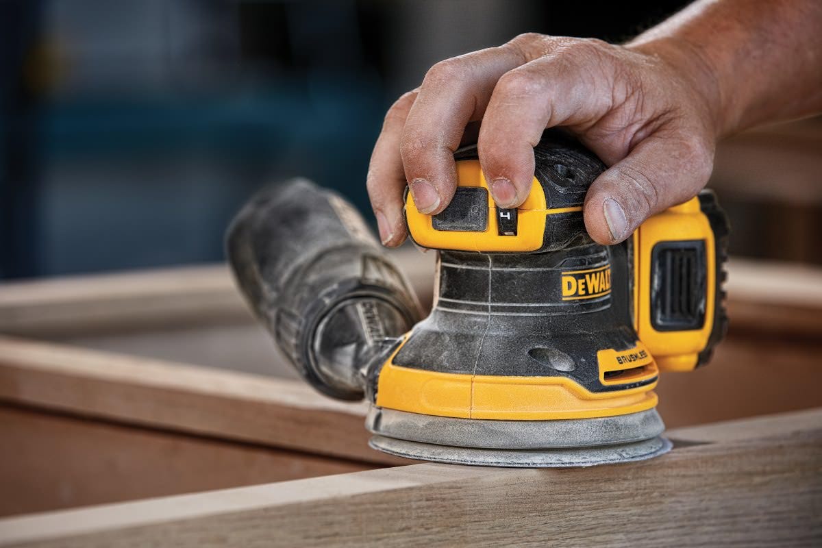 DeWalt DCW210P1 20V MAX XR Brushless 5-Inch Cordless Sander 5.0Ah Kit
