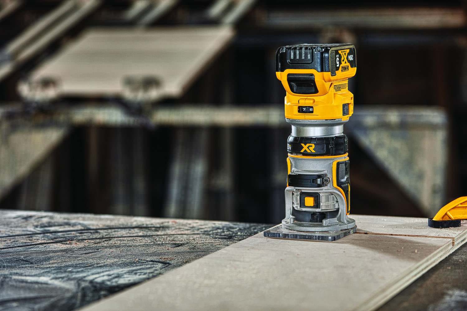 DeWalt DCW600B 20V MAX XR Brushless Cordless Compact Router 5.0Ah Starter Kit