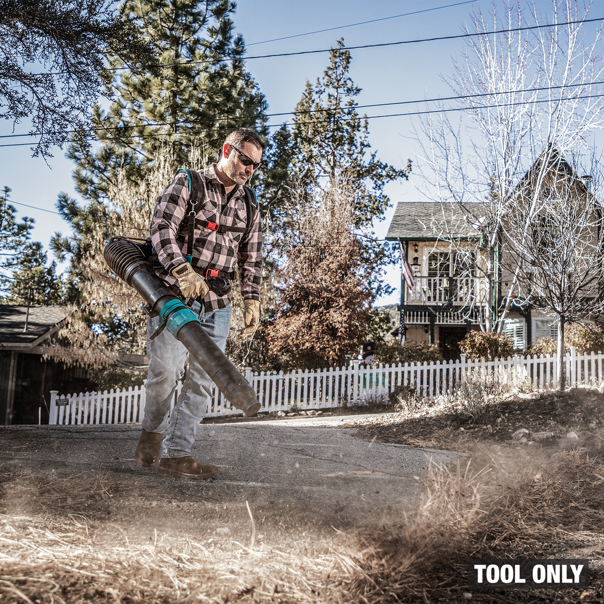 Makita 40V max XGT Brushless Backpack Blower (GBU04Z) - in use on the job 16