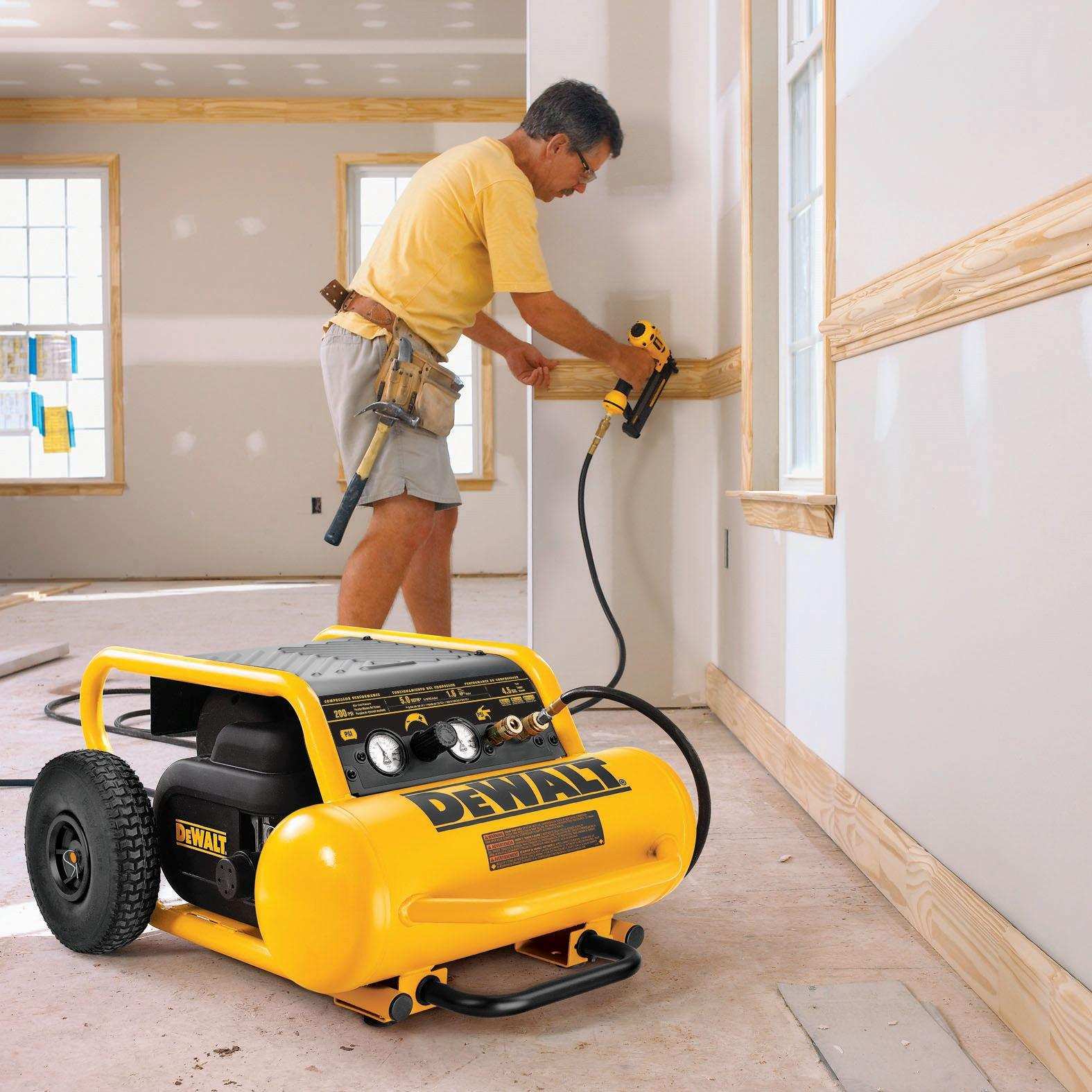 DeWalt D55146 1.6 HP Continuous, 200 PSI, 4.5 Gallon Compressor